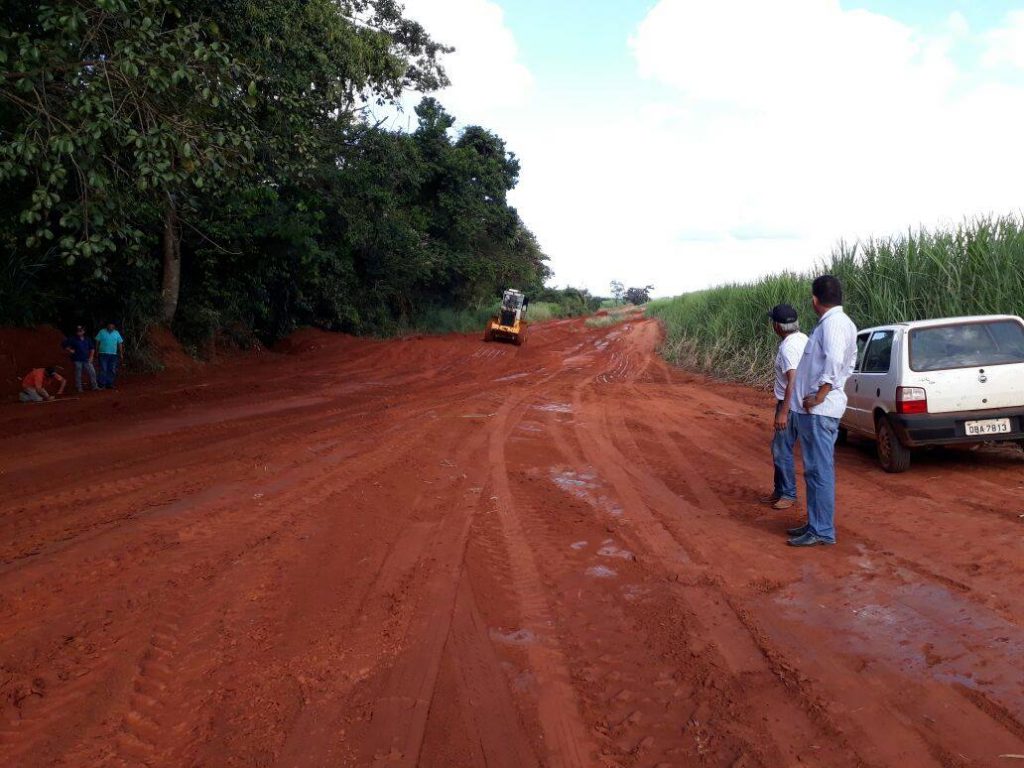 Prefeitura reforma estradas na área rural