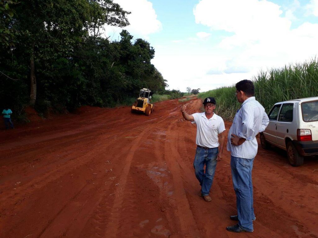 Prefeitura reforma estradas na área rural