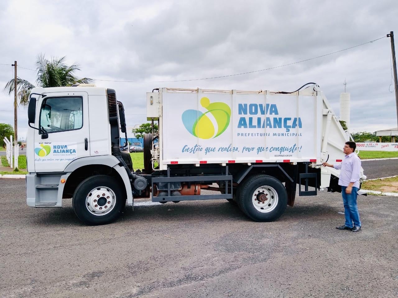 Nova Aliança comemora conquista de um novo Caminhão de Lixo - Prefeitura Municipal de Nova Aliança-SP