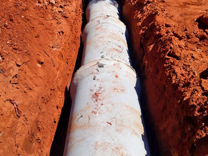 300m de tubos de concreto escoarão água da chuva na Estância Alamanda